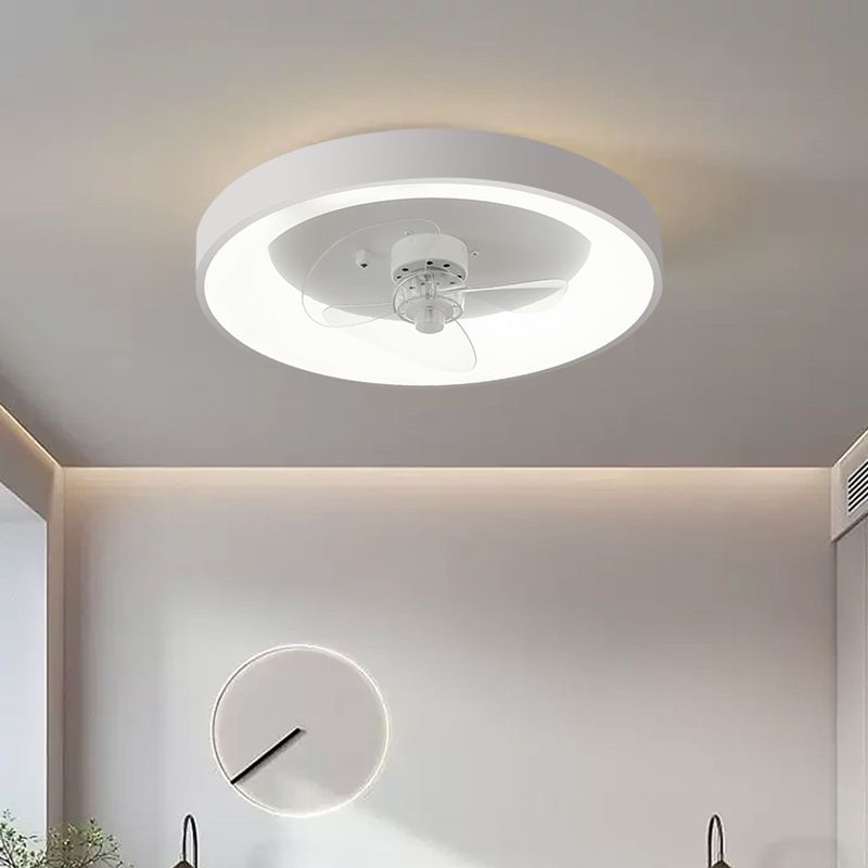 Runde Deckenventilatoren aus Metall mit Lichtern in Weiß