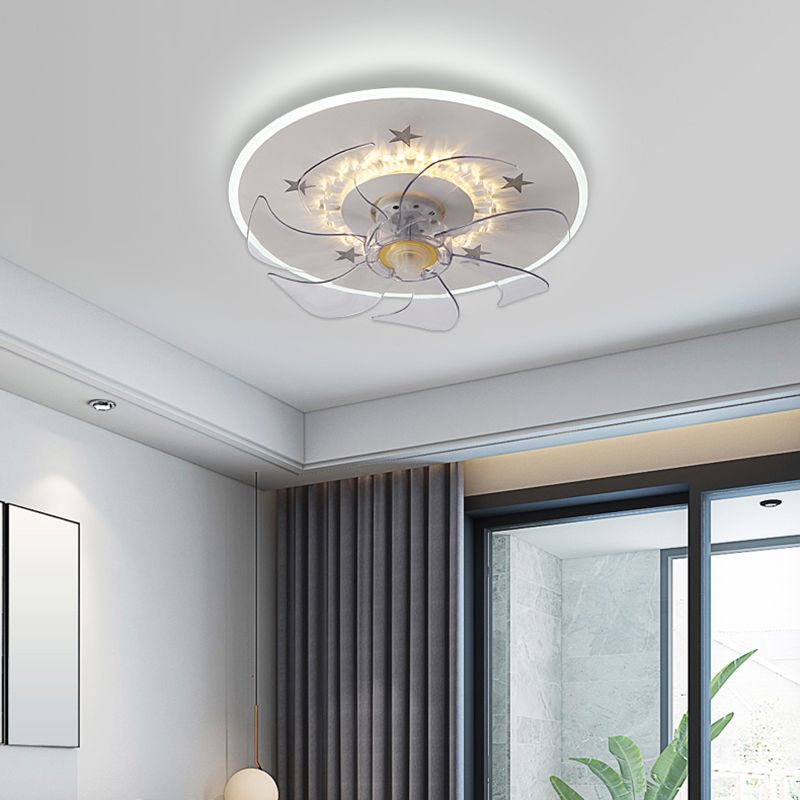 Weiße Stern-Deckenventilatorlampe im nordischen Stil