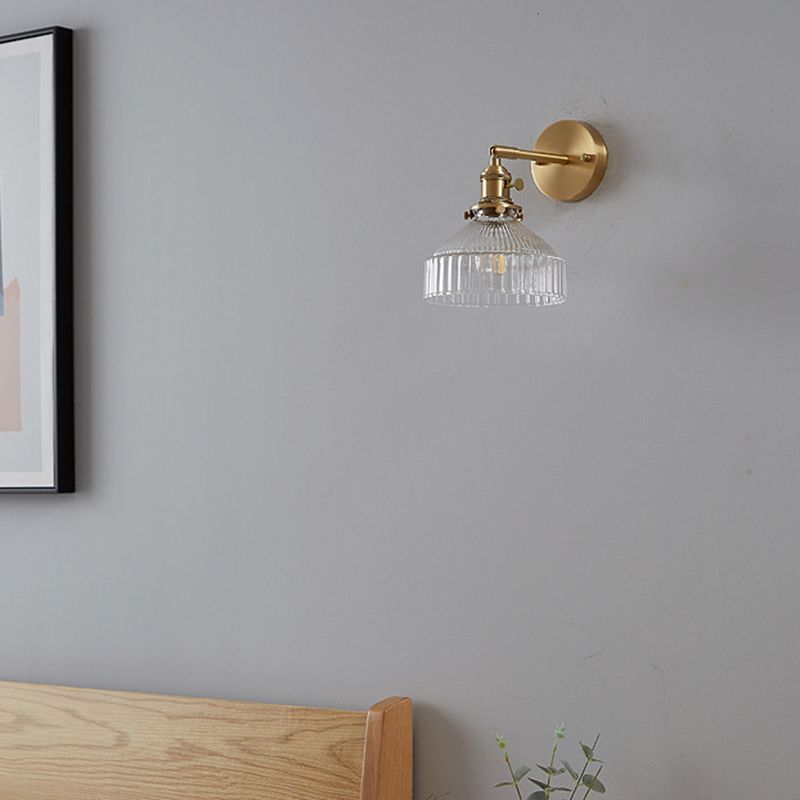 Wandleuchte aus geripptem Glas in Goldoptik für Schlafzimmer