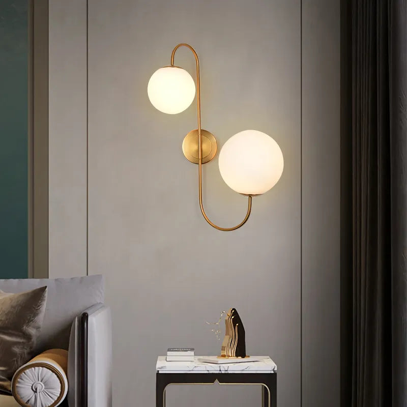 Moderne Wandleuchte mit weißem Kugelglasschirm und 2 Leuchten