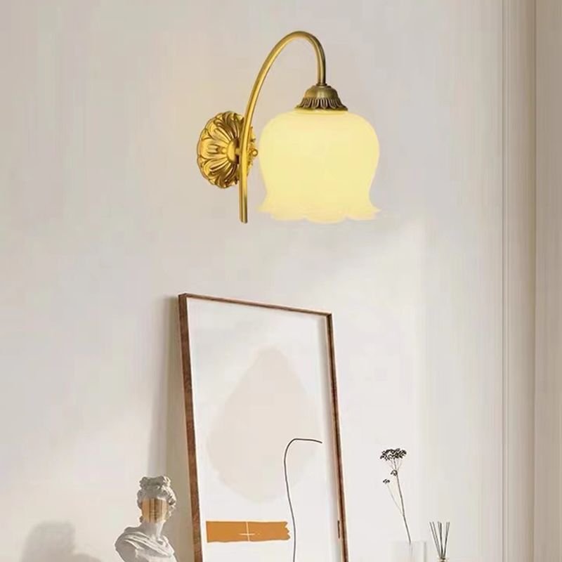 Moderne Wandleuchte aus Metall in Blumenform