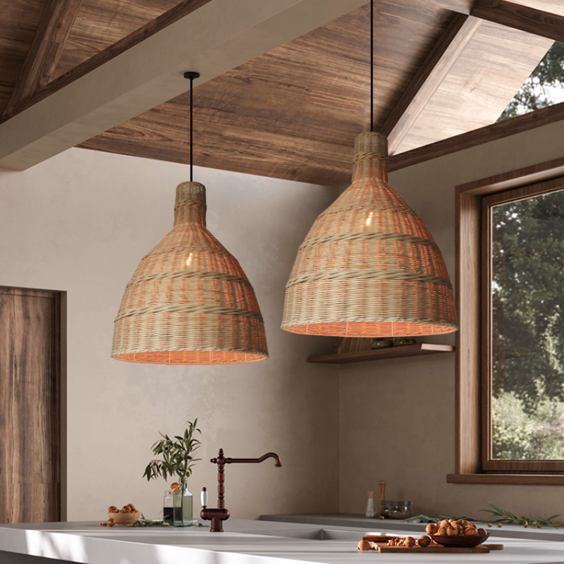Pendelleuchte aus geflochtenem Rattan für die Kücheninsel
