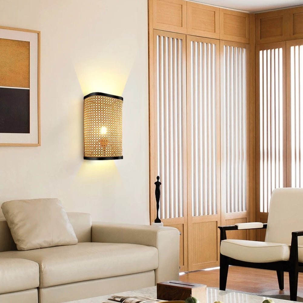 Rechteckige Rattan-Wandleuchte im Lodge-Stil
