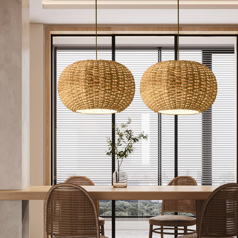 Hängeleuchten aus Rattanstroh mit rundem Lampenschirm