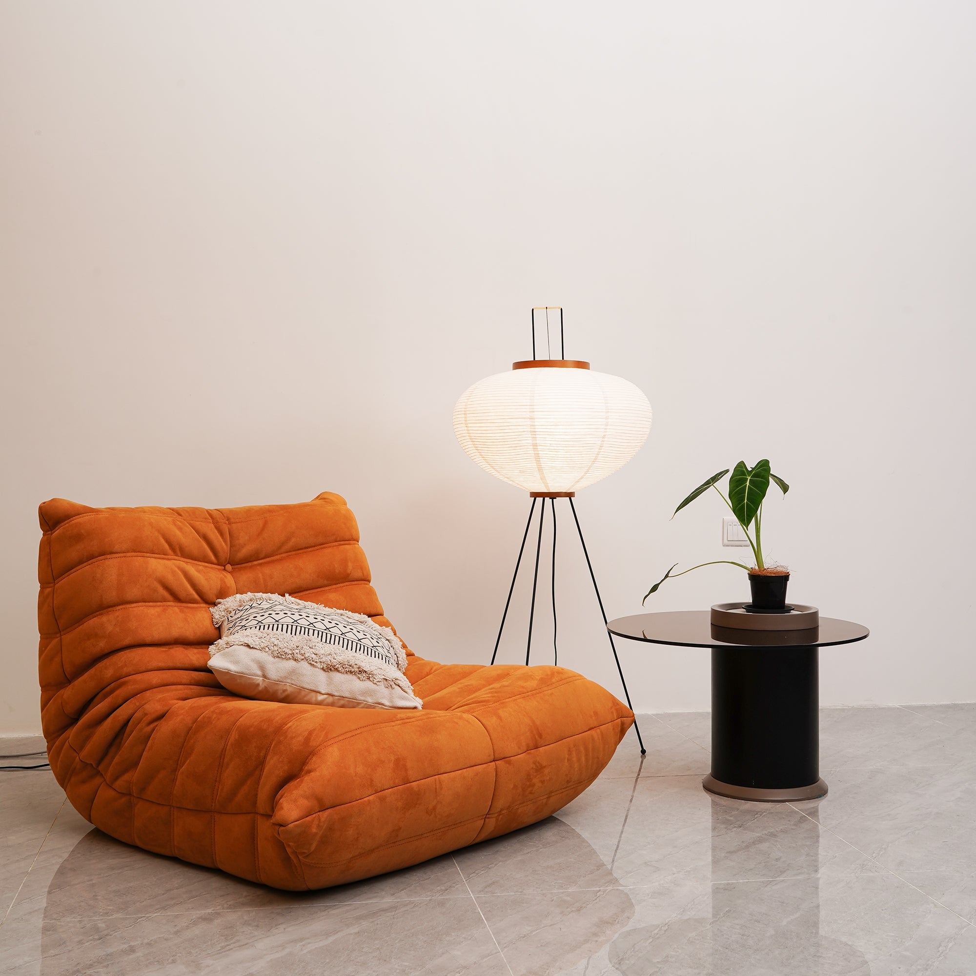 Moderne Stehlampe aus Reispapier