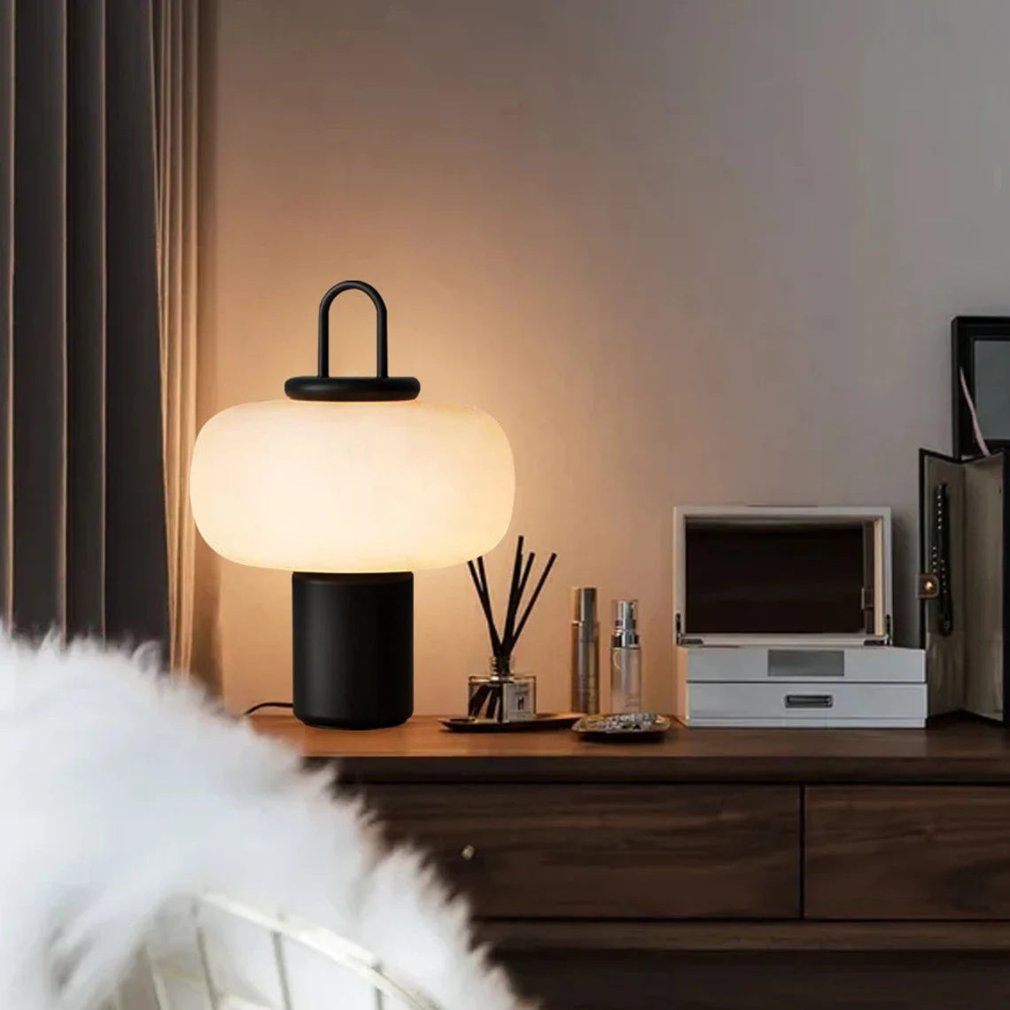 Nordische minimalistische schwarze Tischlampe